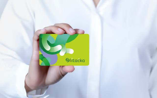 Passenger holding a Lítačka card